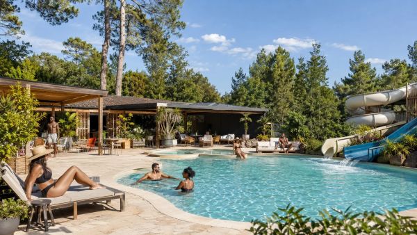 L'été parfait dans un camping avec parc aquatique et toboggans