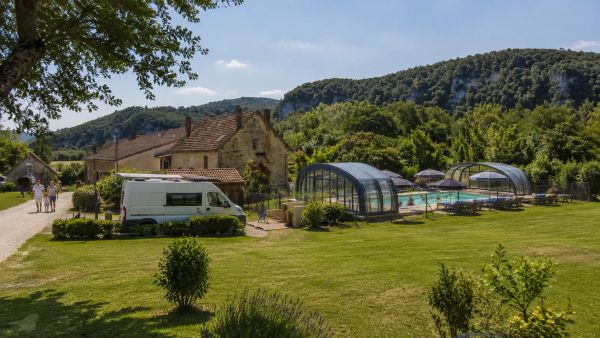 Pourquoi choisir un camping avec piscine à Domme pour vos vacances ?
